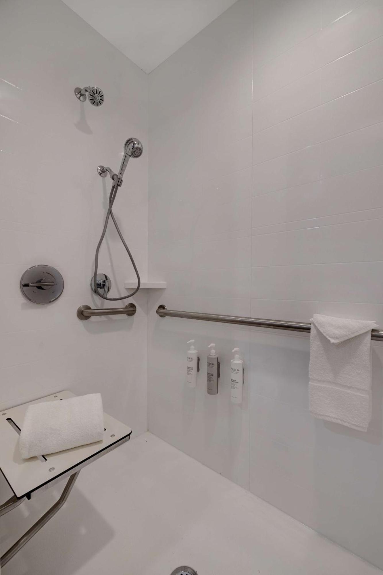 Hampton Inn & Suites Marina Zewnętrze zdjęcie